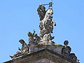 O apóstolo Santiago. Na Praza do Obradoiro, edificio do Concello de Santiago de Compostela