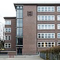 Deutsch: Schule Lämmersieth in Hamburg-Barmbek-Nord, Klassenflügel mit zweitem Treppenhaus. This is a photograph of an architectural monument. It is on the list of cultural monuments of Hamburg, no. 22937
