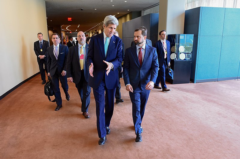 File:Secretary Kerry Walks With U.S. Special Envoy Perriello Following a Meeting With DRC President Kabila After Signing the COP21 Climate Change Agreement on Earth Day in New York (26308641980).jpg