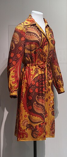 Datei:Shirt_y_ress._Maison_Hermès._Paris,_collection_Hermès_Sport._1972._Musée_des_Tissus,_Lyon.jpg