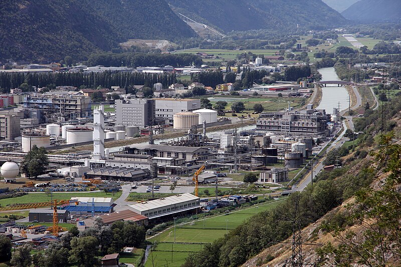 File:Site Lonza de Viège, vu depuis la gare de Lalden 2.JPG