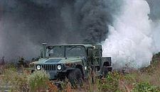 Een rookgordijn van het Amerikaanse leger, een rookgenerator op een legerterreinwagen Humvee