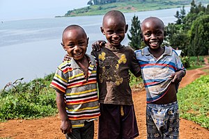 Drei Kinder posieren auf der Insel Idjiwi im Kiwusee für ein Foto