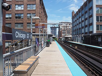 Southbound Brown-Purple Line platform at Chicago.jpg