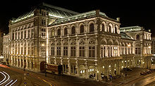 Rückansicht der Oper bei Nacht (Quelle: Wikimedia)