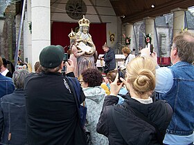 La statue entourée de fidèles après son couronnement.
