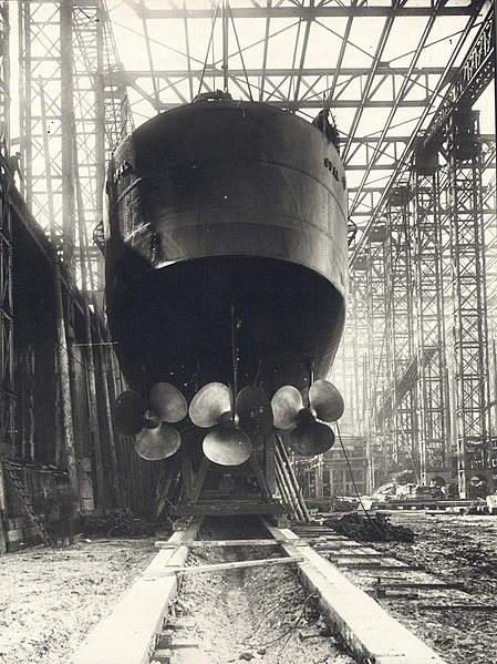 File:Stern view of HMS Opal (13942367118).jpg