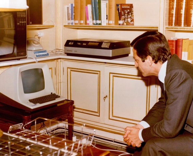File:Suárez with a computer.jpg