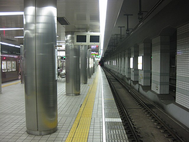640px-Subway_Platform_of_Tengachaya_Station.JPG