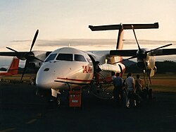 Talair de Havilland Canada DHC-8-100 (P2-GVA) Jacksons Uluslararası Havaalanı'nda (2) .jpg
