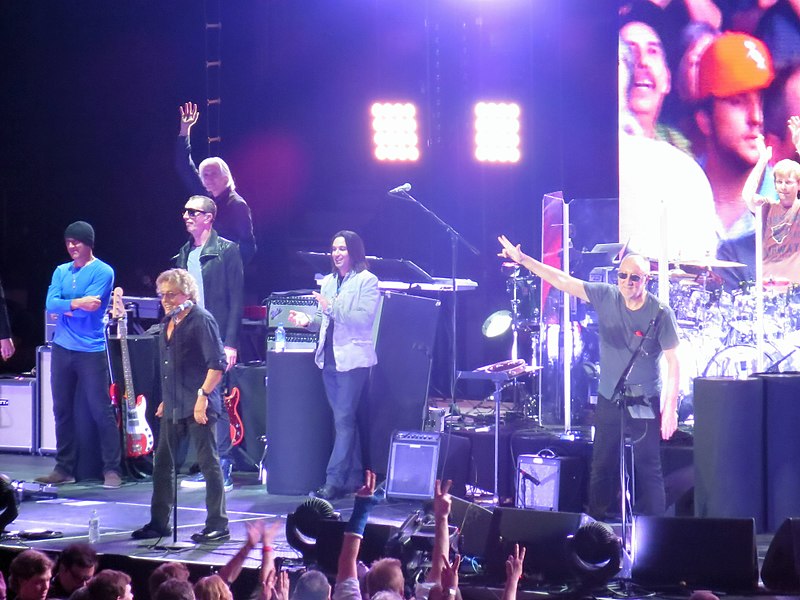 File:The Who @ Allstate Arena, Rosemont IL 5-13-2015 (18107291441).jpg