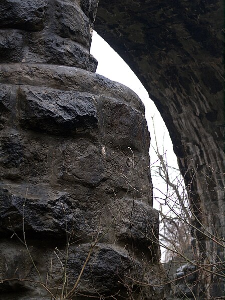 File:Thomas Viaduct Stone (Elkridge, MD).jpg