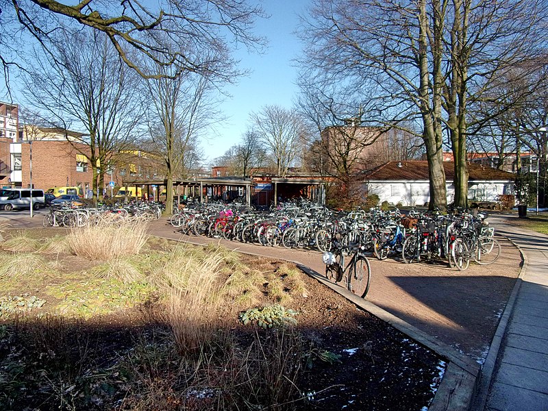 File:UKE Biker-Station.jpg