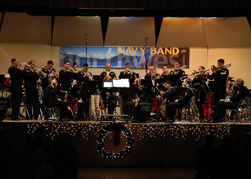 File:US Navy 071210-N-9860Y-002 Navy Band Northwest (NBNW) Big Band, "Cascade", plays "Holly and the Ivy - God Rest Ye Merry Gentlemen" at the "Holly, Jolly Holiday" concert held in Parker Hall of Oak Harbor High School.jpg