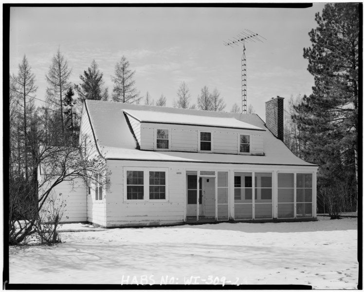 File:VIEW TO WEST, NORTHEAST FRONT AND SOUTHEAST SIDE OF RANGER DWELLING - Laona Ranger Dwelling and Garage, Highway 8, Nicolet National Forest, Laona, Forest County, WI HABS WIS,21-LAON.V,1-2.tif
