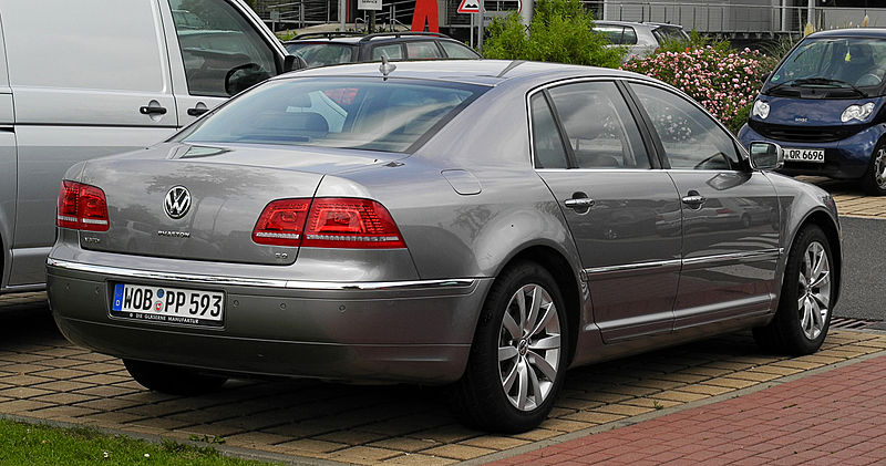 File:VW Phaeton 3.0 V6 TDI 4MOTION (2. Facelift) – Heckansicht, 10. August 2011, Düsseldorf.jpg