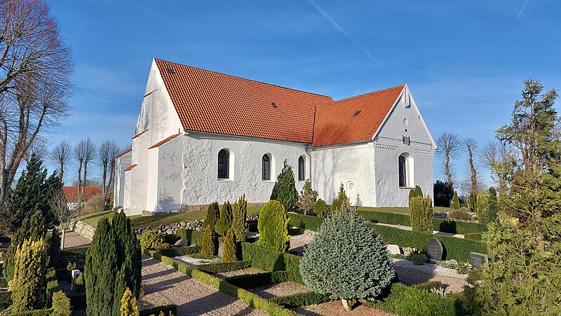File:Varnæs Kirke 2023 sv 1.jpg