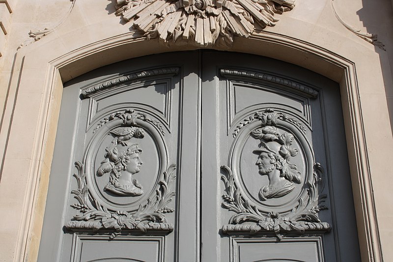 File:Versailles Hôtel de la Guerre entrance 2011 9.jpg