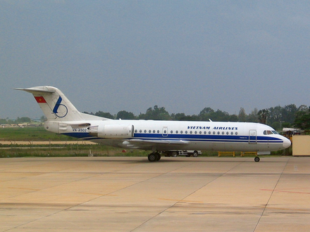 A Vietnam Airlines Fokker 70 at Pochentong Airport in 2004.