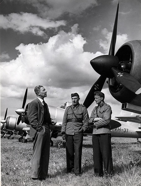 File:Vihuri and test pilots 1956.jpg