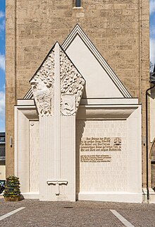 Kriegerdenkmal mit Friederike Kempners Gedichttext als großflächiger Hintergrund für die Gedenktafeln