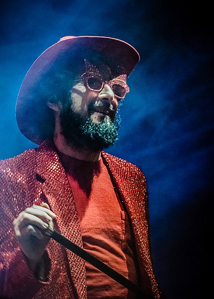 File:Vinicio Capossela in concerto 02.jpg