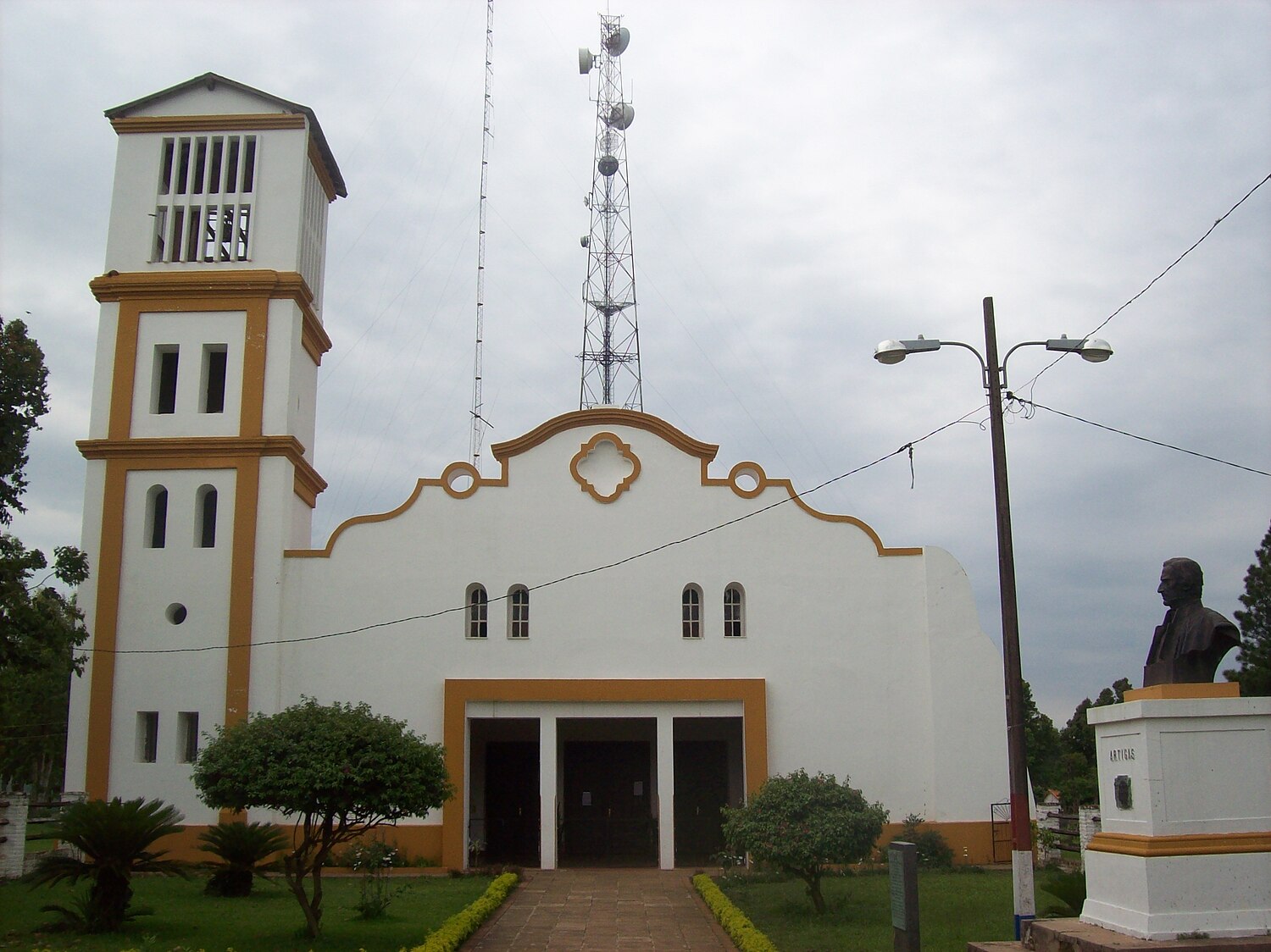 https://upload.wikimedia.org/wikipedia/commons/thumb/2/20/Vista_frontal_de_la_Iglesia_Virgen_del_Rosario.JPG/1500px-Vista_frontal_de_la_Iglesia_Virgen_del_Rosario.JPG