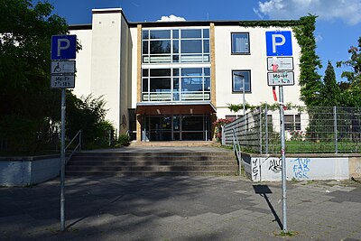 Wöhlerschule Gymnasium-Eingang und Treppenhaus.jpg