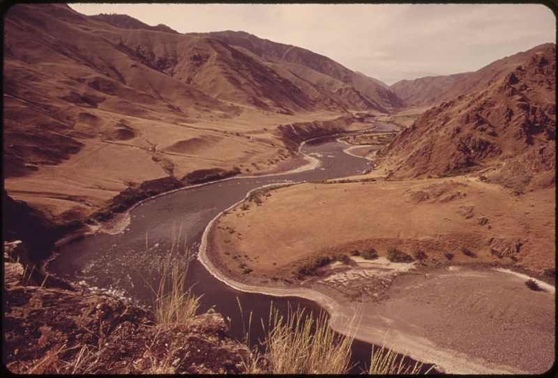 File:WINDING COURSE OF THE SNAKE RIVER VIEWED FROM TRAIL NEAR "SUICIDE POINT" IN HELLS CANYON, WILDEST AND DEEPEST GORGE... - NARA - 549455.jpg