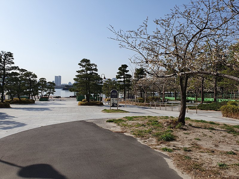 File:Walk in Odaiba 3.jpg