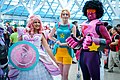 Cosplay tří postav ze seriálu (zleva Rose Quartz, Pearl a Garnet) na Wonderconu, 2016