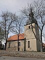 Kirche mit Ausstattung sowie Kirchhof mit historischen Grabsteinen und Reste der Friedhofsmauer mit Inschriftstein