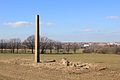 Sogenannte Auritzer Stele: Ca. 5 m hohe, sehr schlanke Granitsäule, eingelassen in einen Granitblock