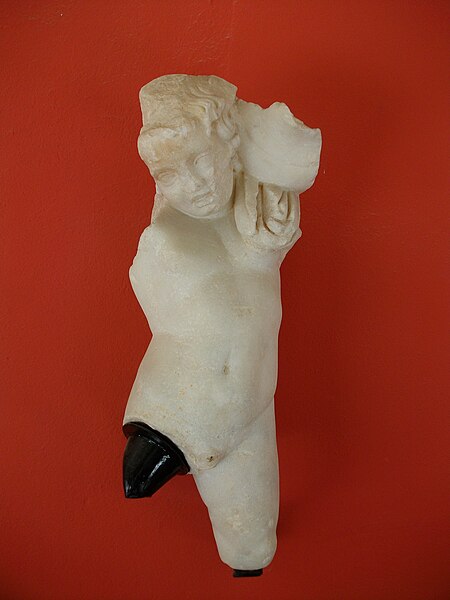 File:Xiquet portant un vas, Museu de Belles Arts de València.JPG