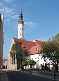 East wing of the Franciscan monastery (today city museum) with remains of the cloister and the former poor house for women as well as the cloister courtyard behind it with numerous splendid tombs (individual monuments to ID no. 09299892)