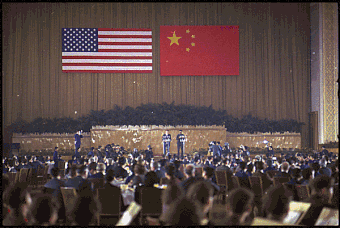 Richard Nixon en Zhou Enlai bij een banket