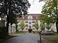 Altenheim mit Anbau (Zieschestraße 30) und Erweiterungsbau in rückwärtiger Lage (Rembrandtstraße 15) mit Vorgarten (Städtisches Altersheim, ehemals Hospital St. Georg)