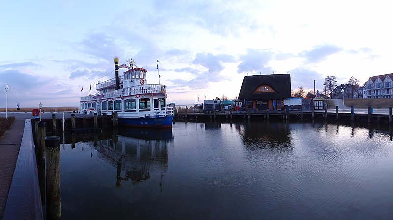 File:Zingst Steeg Hafen - panoramio.jpg