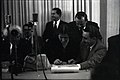 גולדה מאיר חותמת על מגילת העצמאות 1948.jpg