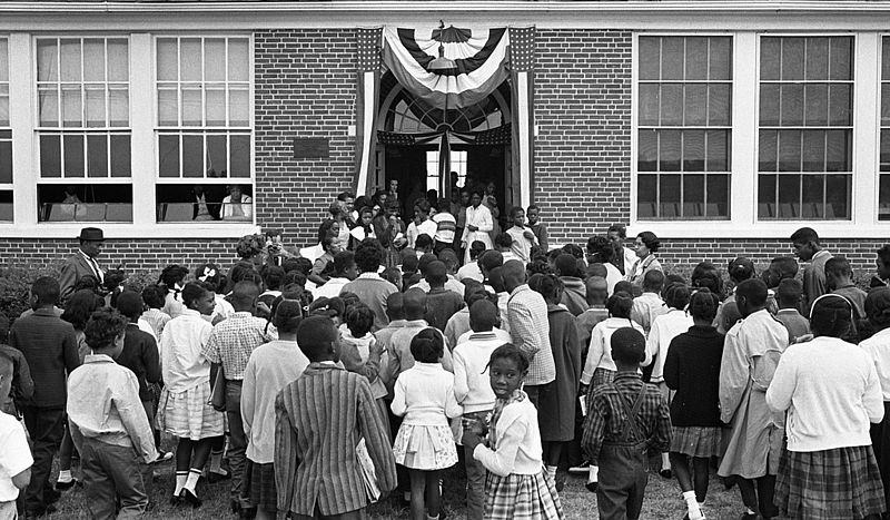 File:(African American school children entering the Mary E. Branch School at S. Main Street and Griffin Boulevard, Farmville, Prince Edward County, Virginia) (LOC) (15356487161).jpg