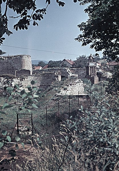 File:Árpád-kori székesegyház maradványai a várban. A székesegyház szentélypillérén Szent István szobra 1815-ből. Fortepan 76649.jpg