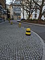 wikimedia_commons=File:Żółto czarne pachołki z kamienia.jpg