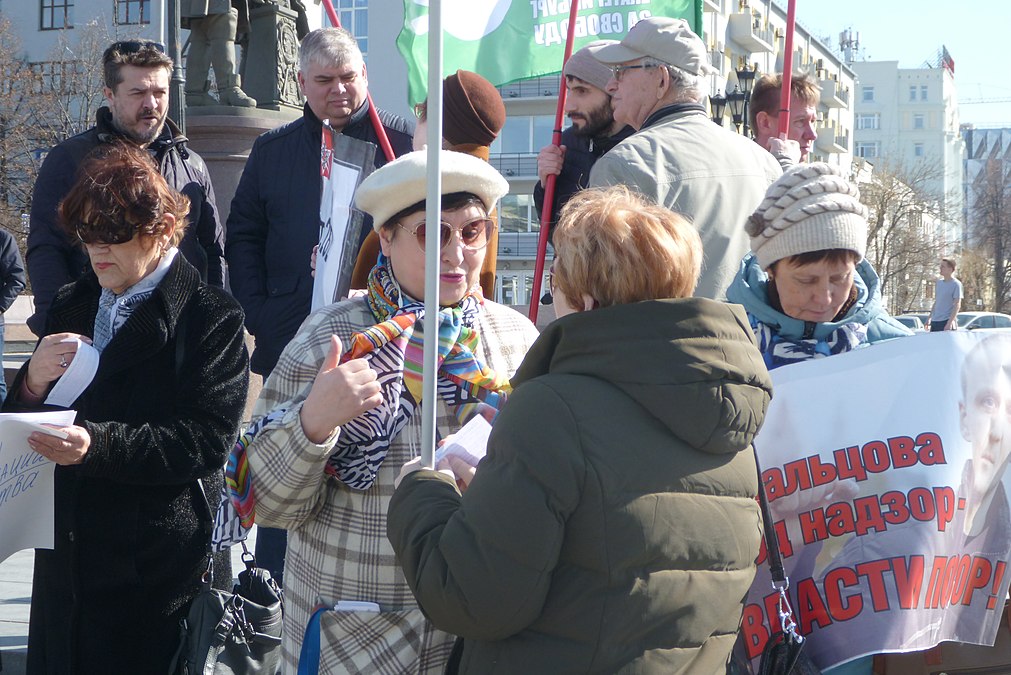 Демократический сегмент пикета: Анна Пастухова («Мемориал») разговаривает с яблочницей Ириной Скачковой