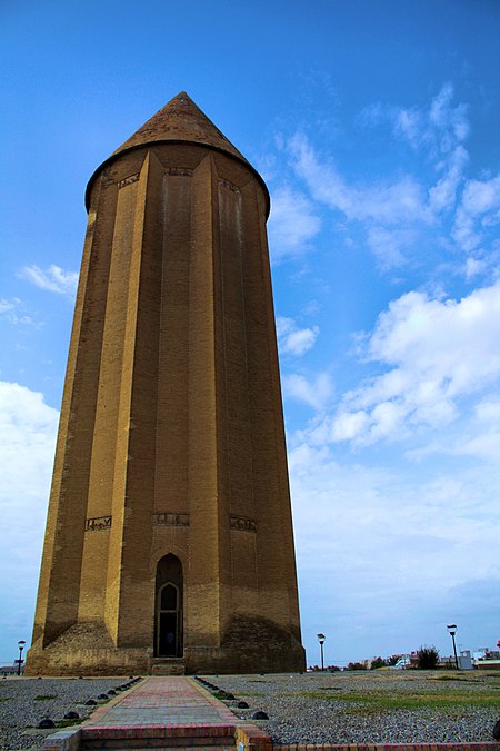 Lăng_mộ_Gonbad-e_Qābus