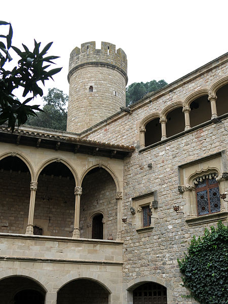 File:048 Castell de Santa Florentina (Canet de Mar), pati d'armes, angle sud-oest.JPG