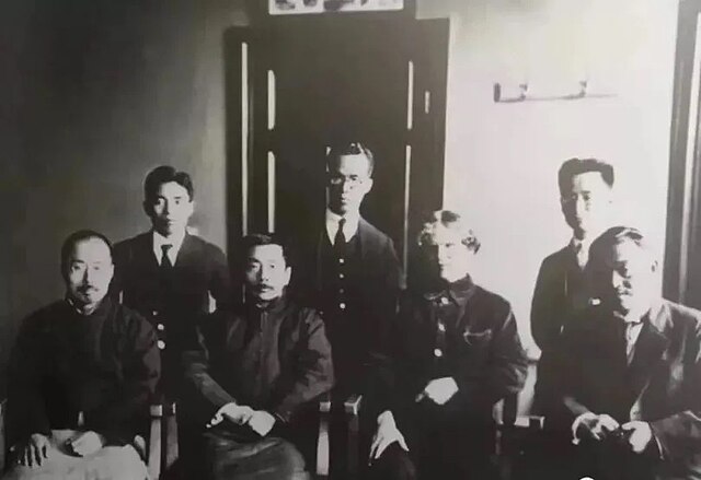 File:1923年4月15日周氏兄弟与爱罗先珂等合影.jpg - Wikimedia Commons