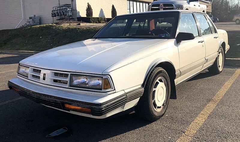 File:1990 Oldsmobile Eighty-Eight Royale in White, front left, 3-3-2021.jpg