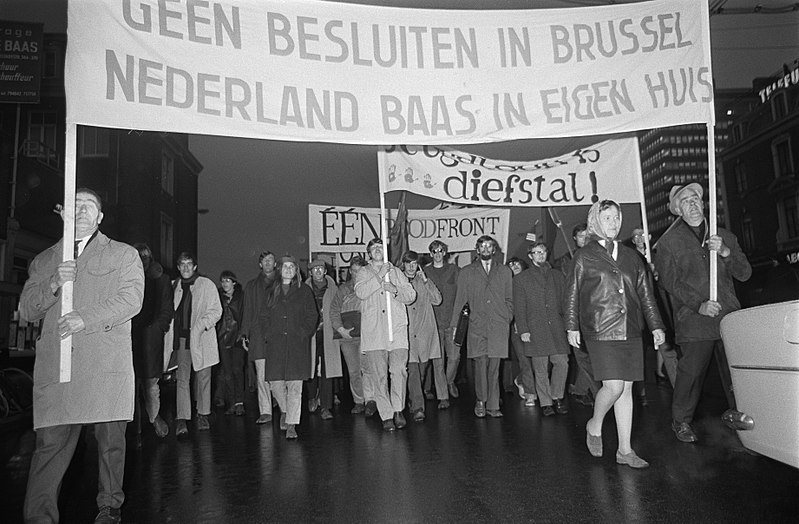 File:1 mei demonstratie, Amsterdam van Amstelveld naar Oude RAI stoet met borden, Bestanddeelnr 922-3661.jpg