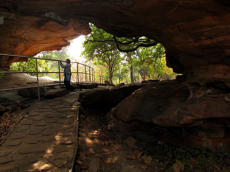 File:1 of the rock shelter caves at Bhimbetka, Madhya Pradesh.jpg