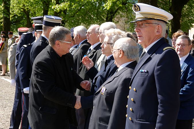 Salutations de la part des autorités.